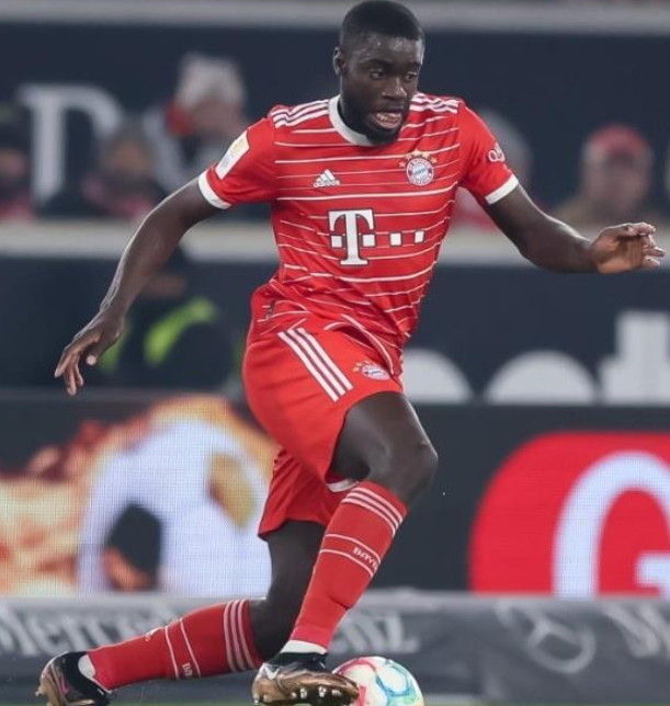 曼联转会策略解析：中场优先与后卫布局