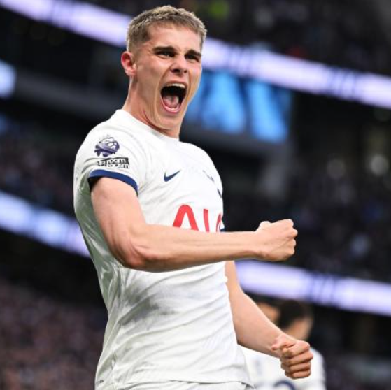 <a href='https://www.www.laijianshen.com/news/tag/267.html' style='color: blue;'>英超</a>赛场：热刺大胜埃弗顿，范德芬荣膺队内最佳