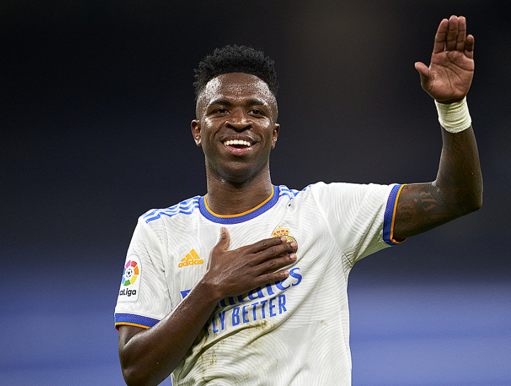 <a href='https://laijianshen.com/news/tag/286.html' style='color: blue;'>皇马</a>维尼修斯续约风波：商业利益与球员去留的博弈