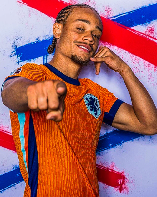 英超与<a href='https://www.www.laijianshen.com/news/tag/260.html' style='color: blue;'>欧冠</a>赛场：热刺主帅弗兰克谈哈维 - 西蒙斯表现与换人决