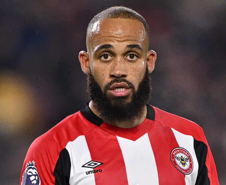 在<a href='https://www.www.laijianshen.com,www.www.laijianshen.com/news/tag/1059710.html' style='color: blue;'>英超联赛</a>第11轮的激烈角逐中,曼联队踏上客场之旅,与实力强劲的热刺队展开了一场备受瞩目的对决。这场比赛对于双方而言都至关重要,关乎着各自在积分榜上的排名以及后续赛季的走势,因此从比赛伊始,双方球员便迅速进入状态,在绿茵场上展开了激烈的拼抢。 比赛进行到第32分钟时,场上局势出现了关键转折。曼联队的姆伯莫凭借其敏锐的门前嗅觉和出色的跑位意识,抓住了热刺队防守瞬间的漏洞,成功接到队友精准的传球后,果断起脚射门,皮球如离弦之箭般直窜球门死角,为曼联队首开记录。这一进球不仅点燃了曼联队球员和现场球迷的热情,也充分展现了姆伯莫近期持续保持的良好竞技状态。他在进攻端的积极跑动和高效得分能力,成为了曼联队本场比赛打破僵局的关键因素。 值得一提的是,就在昨日,姆伯莫刚刚迎来了职业生涯中的一个高光时刻——领取了英超10月最佳球员的奖杯。这一荣誉是对他在10月份赛场上出色表现的肯定与褒奖。在10月的赛事中,姆伯莫多次凭借个人的出色发挥,为曼联队攻城拔寨,帮助球队取得了优异的成绩。而今天,在英超第11轮的赛场上,他再次用实际行动证明了自己的实力,延续了近期火热的状态。 回顾本赛季至今的表现,姆伯莫堪称曼联队进攻线上的核心球员之一。截至目前,他共代表曼联队出战了12场比赛,在这12场比赛中,他展现出了强大的进攻火力,共计贡献了6粒进球和2次助攻。他的进球方式多样,既有禁区内的抢点射门,也有远距离的精彩抽射;而他的助攻则体现了其出色的传球视野和团队协作精神,常常能为队友创造出绝佳的得分机会。 姆伯莫的出色表现,无疑为曼联队在本赛季的征程中注入了强大的动力。随着比赛的深入,相信他将继续保持这样的良好状态,为曼联队带来更多的胜利和<a href='https://www.www.laijianshen.com/news/tag/1129568.html' style='color: blue;'>惊喜</a>,助力球队在英超赛场上取得更加优异的成绩。