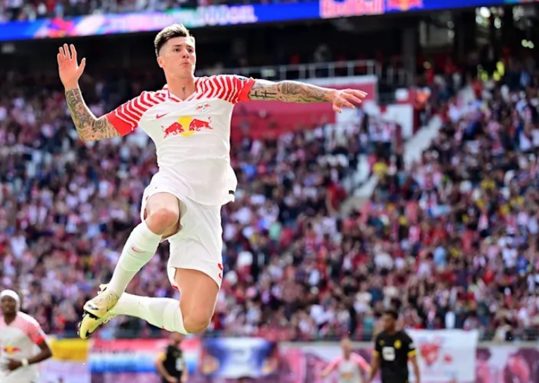 曼联热刺激战平局，舍什科表现引名宿热议