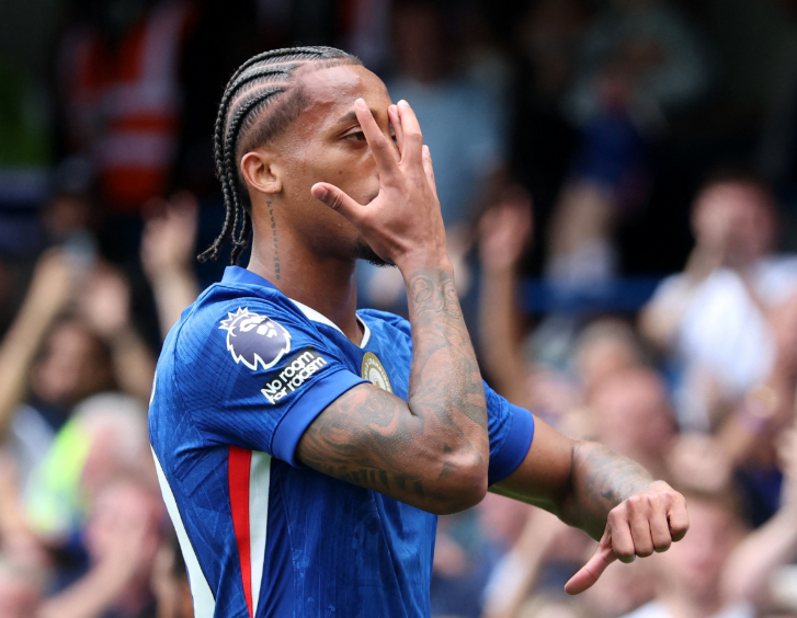 若昂-佩德罗英超百场里程碑达成,蓝军锋线再添荣耀