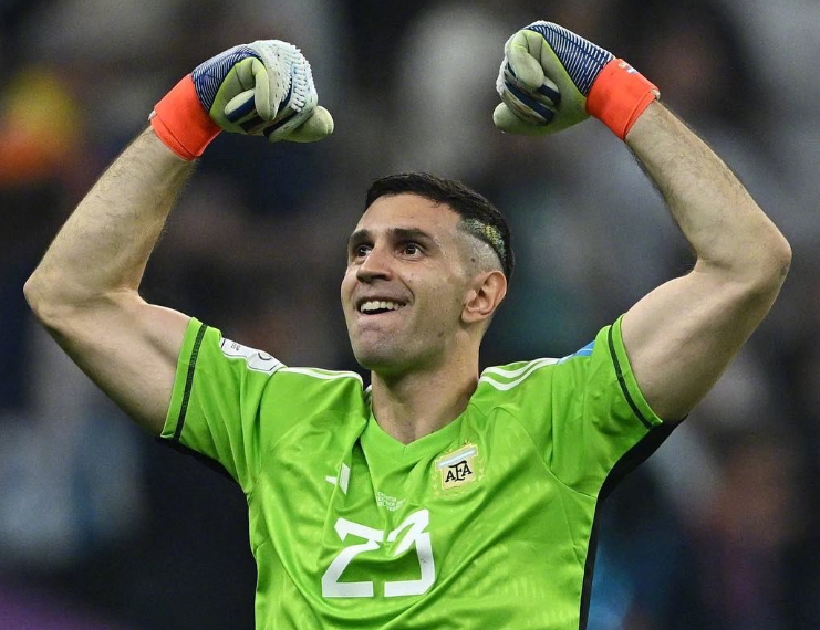 观点交锋：马丁内斯转会曼联失败后的未来走向探讨