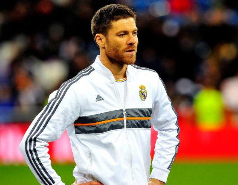 皇马更衣室风云:阿隆索管理困境与教练危机探析